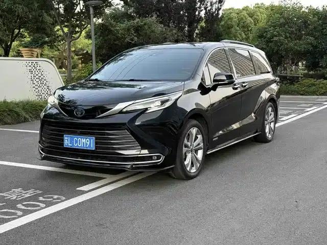 2023 Sienna 2.5L Hybrid Luxury Edition