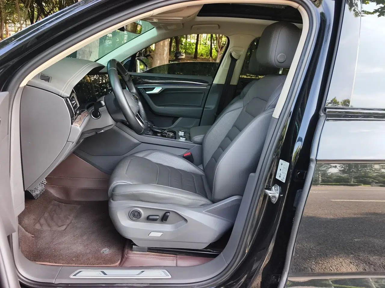 Volkswagen Touareg 2021 3.0 TSI Luxury Edition Black Diamond Sport Package — миниатюра 15