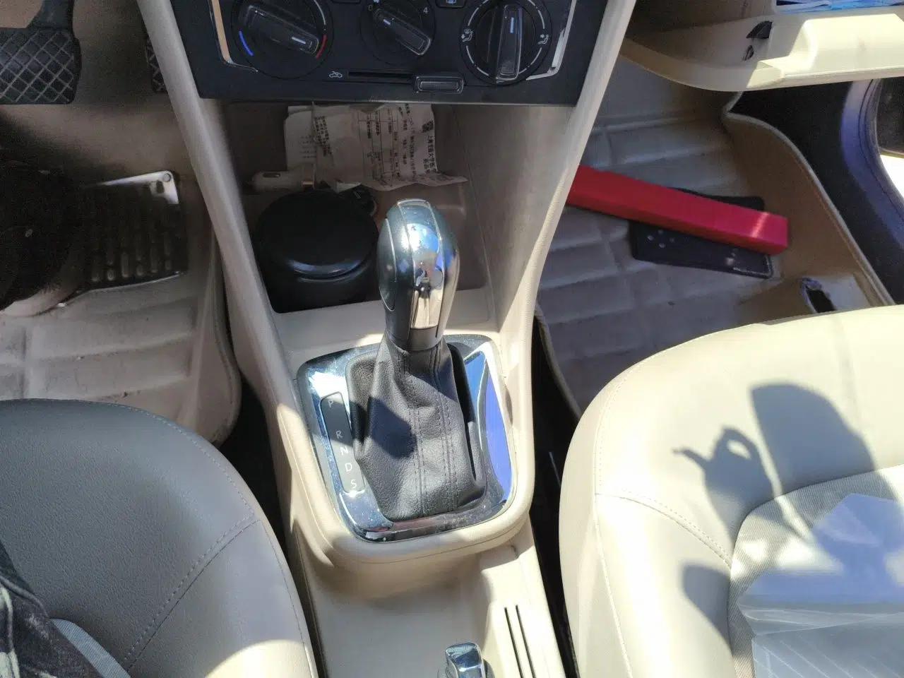 Volkswagen Santana 2015 1.6L Automatic Comfort Edition — миниатюра 14
