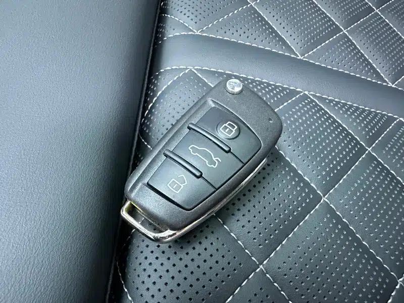 Audi Q3 Sportback 2025 quattro 45th Anniversary Edition 40 TFSI Fashion Model — миниатюра 11