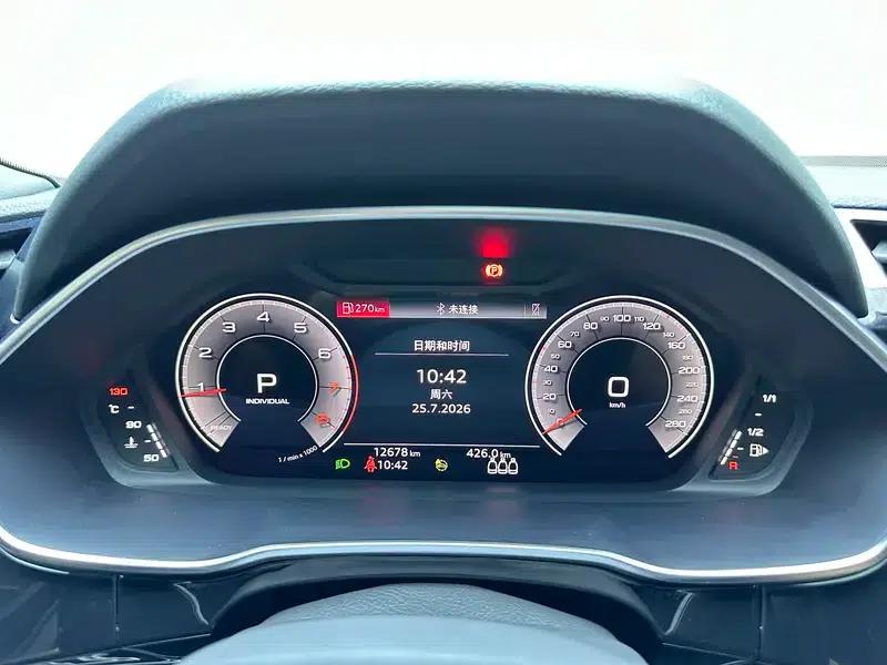 Audi Q3 Sportback 2025 quattro 45th Anniversary Edition 40 TFSI Fashion Model — миниатюра 15