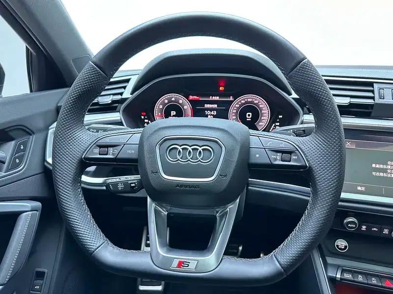 Audi Q3 Sportback 2025 quattro 45th Anniversary Edition 40 TFSI Fashion Model — миниатюра 16