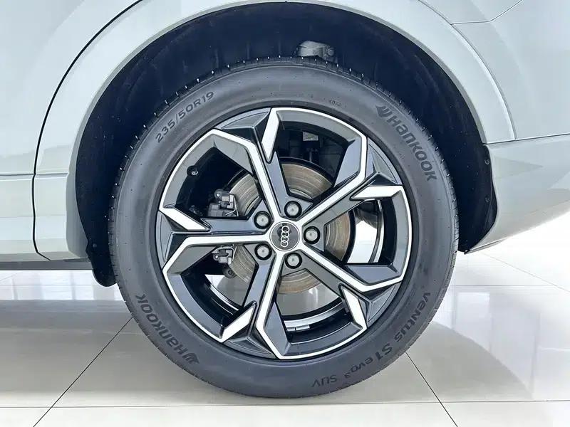 Audi Q3 Sportback 2025 quattro 45th Anniversary Edition 40 TFSI Fashion Model — миниатюра 9