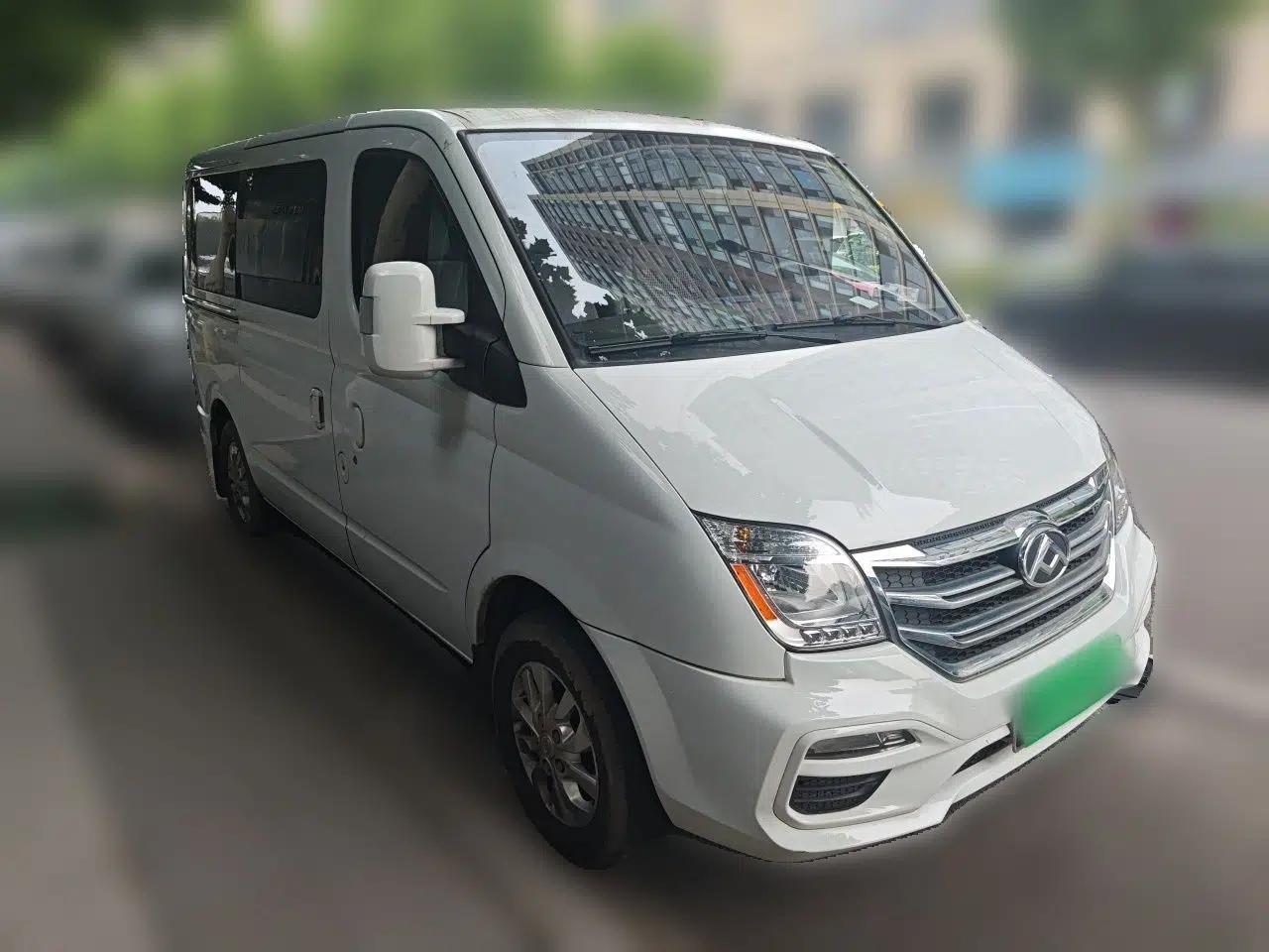 SAIC MAXUS Xintu V80 2021 2.0T PLUS Manual City Edition Short Wheelbase Ultra-Low Roof 5/6 Seats — миниатюра 3