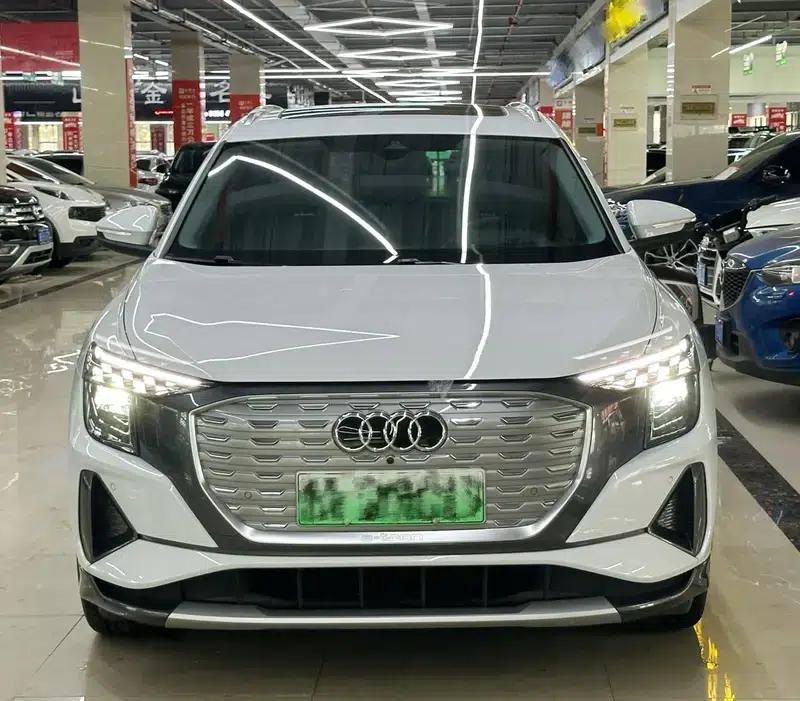 Audi Q5 e-tron 2022 Model 40 e-tron Starry Night Edition - Sunburst Set — миниатюра 2