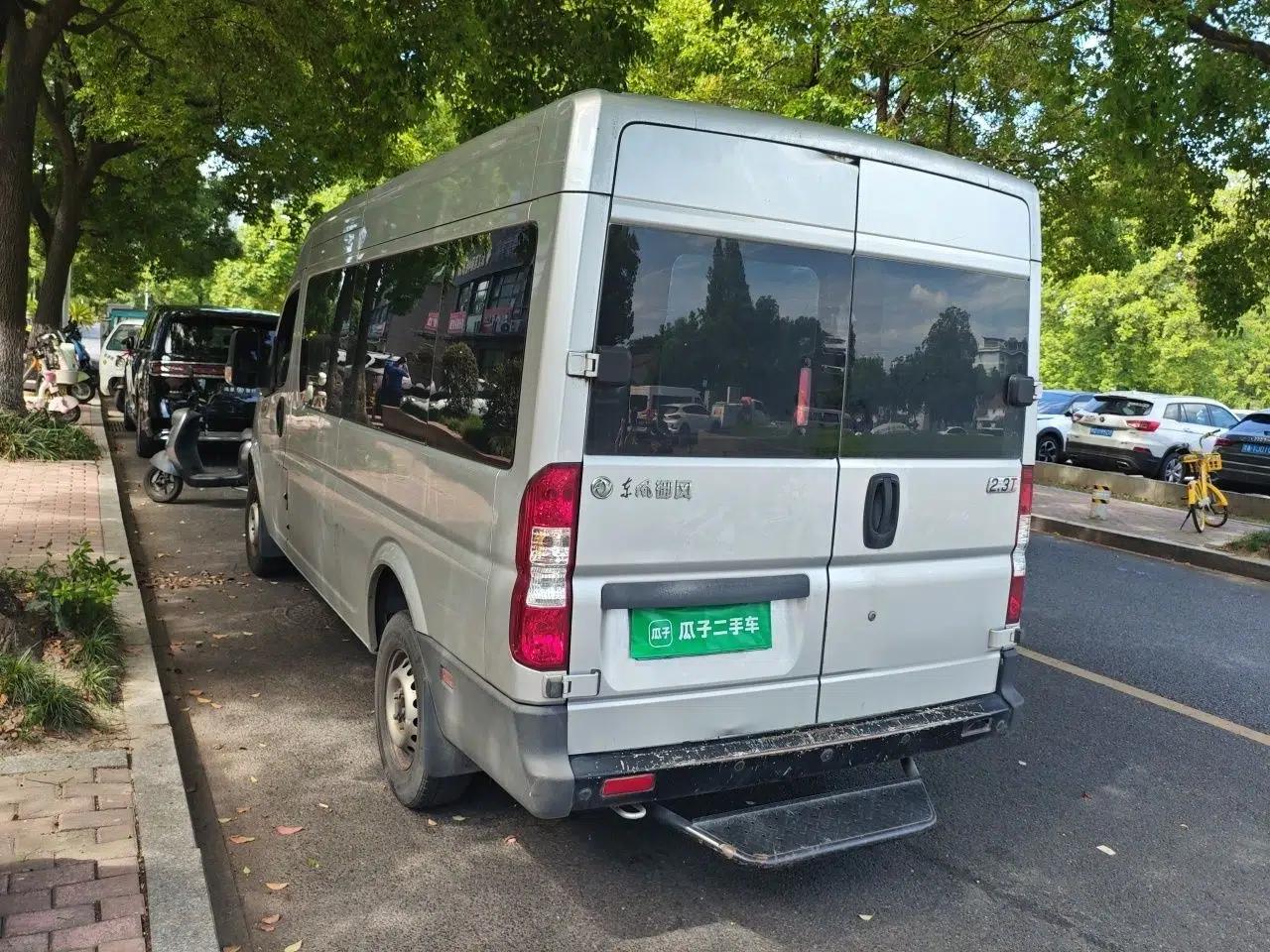 Dongfeng Yufeng 2021 2.3T V9 Logistics Vehicle Long Wheelbase Mid-Roof Design 6-9 Seats China V Emission Standard WP2.3 — миниатюра 4