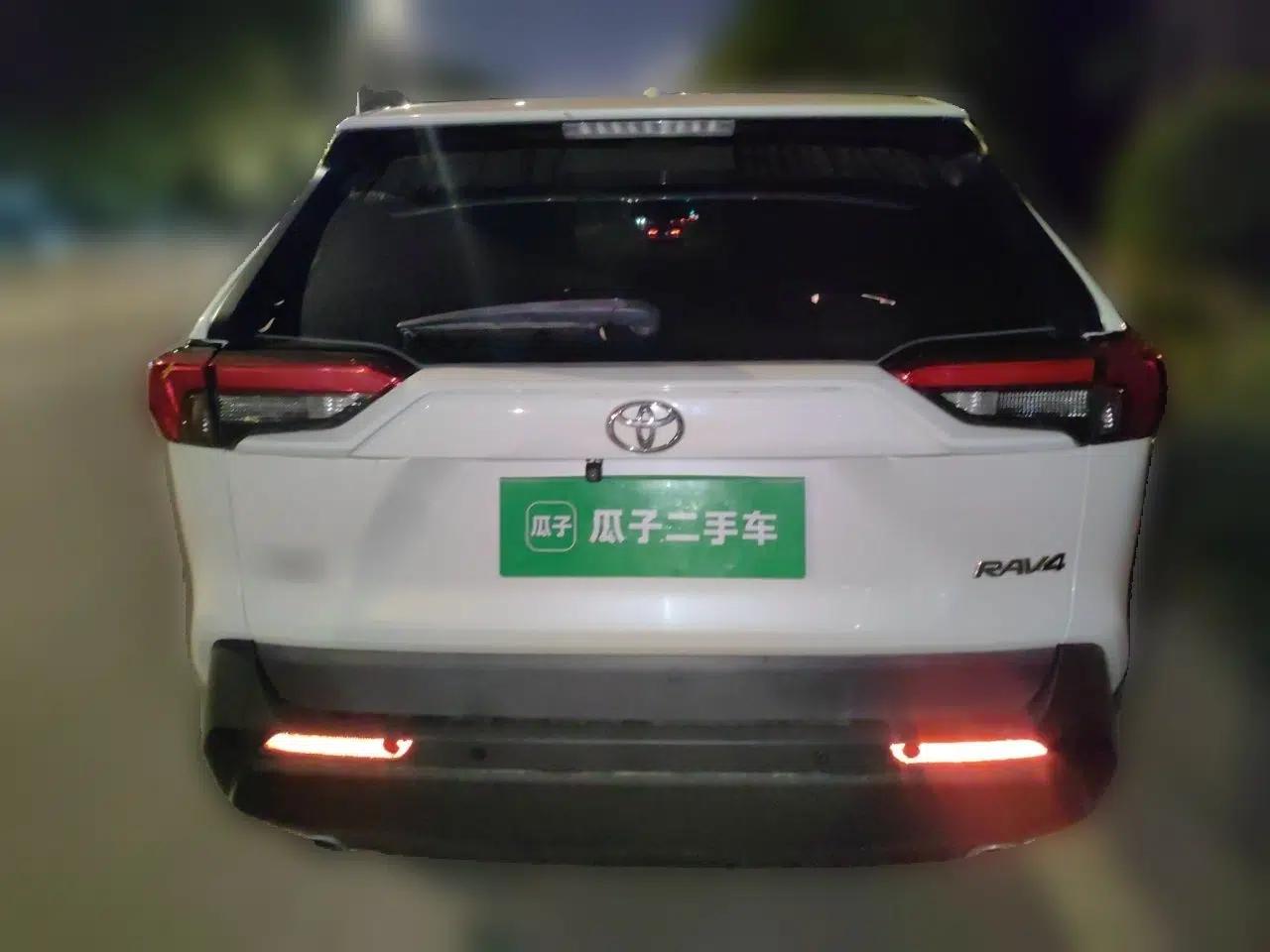 Toyota RAV4 2020 2.0L CVT Two-Wheel Drive Urban Edition — миниатюра 5