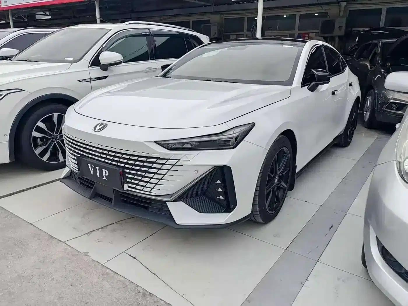 Changan UNI-V 2022 1.5T Premium Edition — миниатюра 1