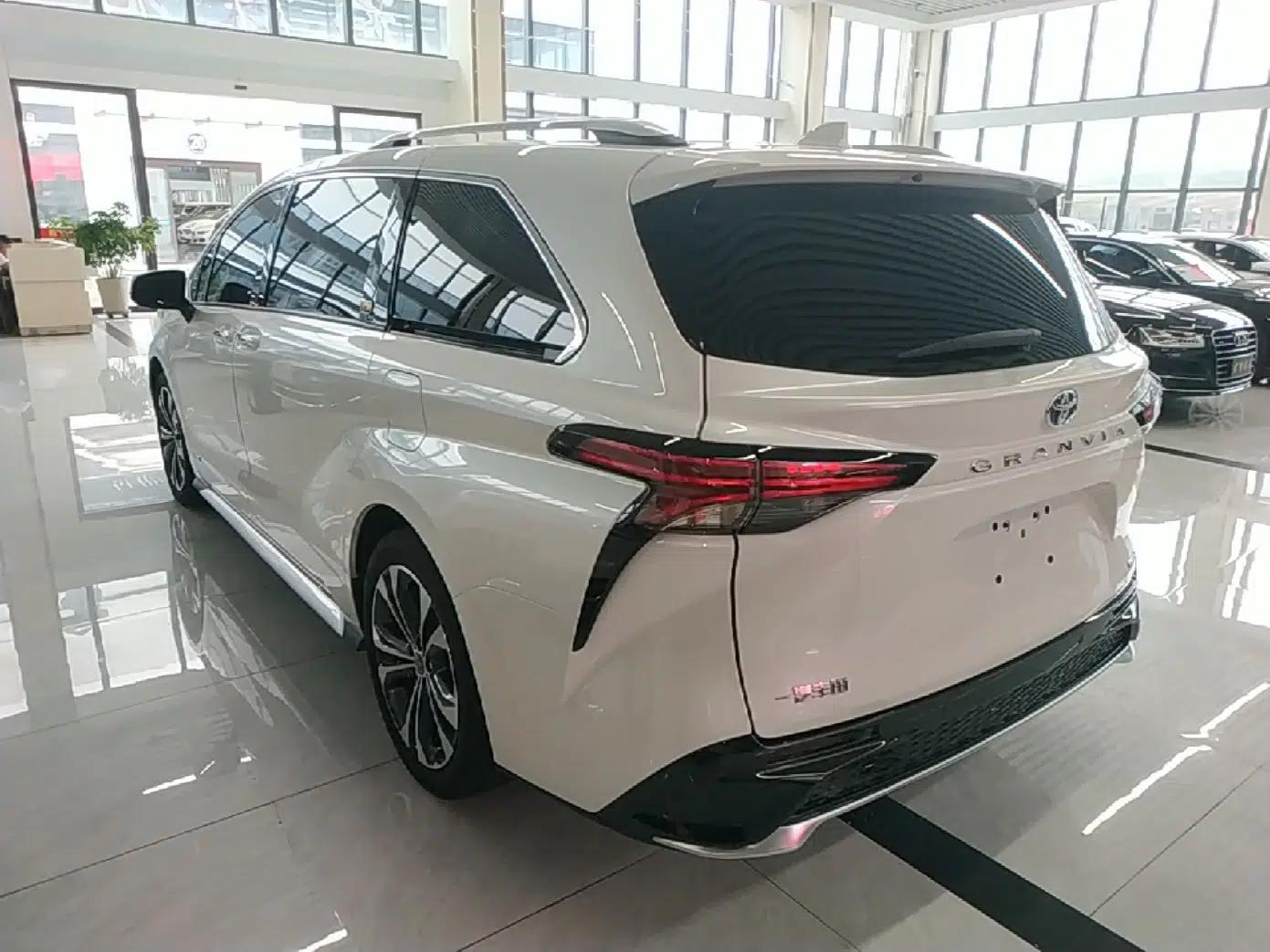 Toyota Granvia 2023 2.5L Hybrid Prestige VIP Edition — миниатюра 4