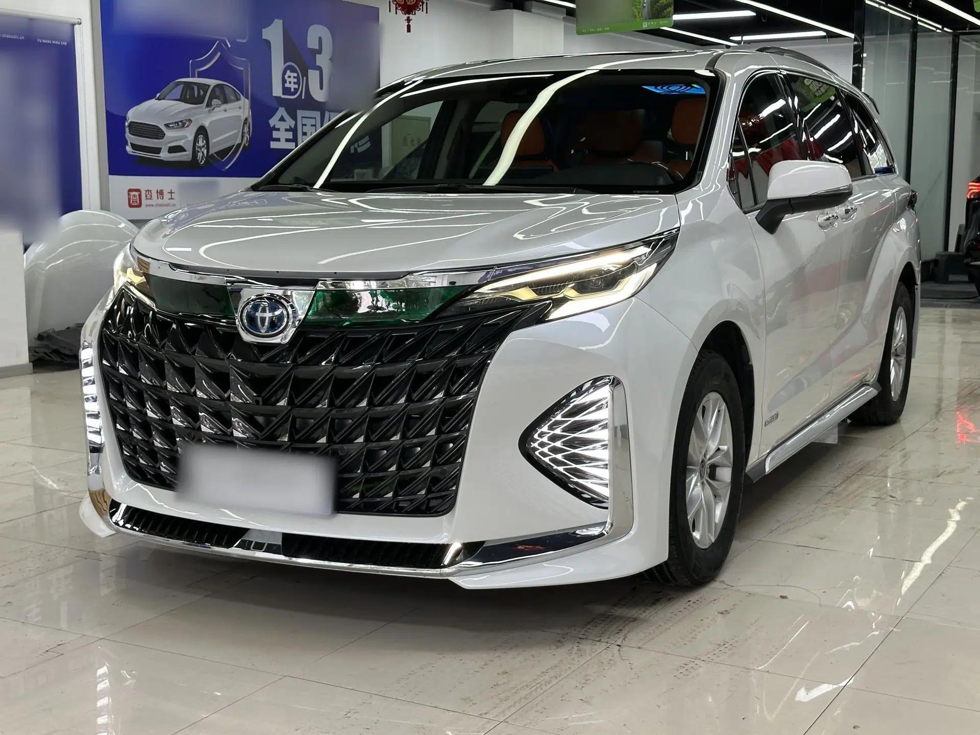 Toyota Granvia 2023 2.5L Hybrid Comfort Edition — миниатюра 1