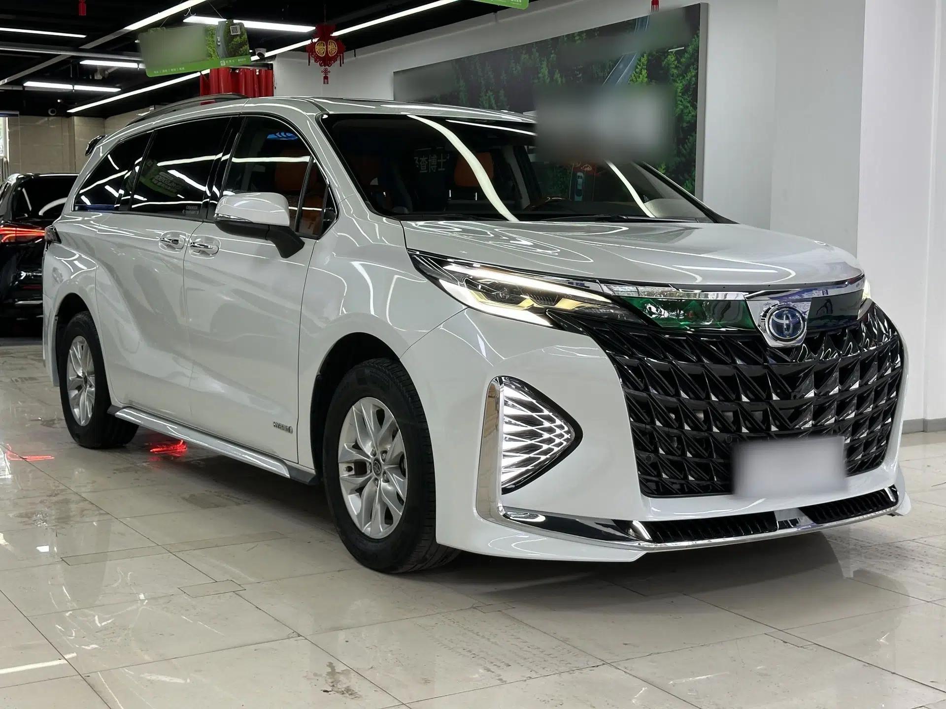 Toyota Granvia 2023 2.5L Hybrid Comfort Edition — миниатюра 4
