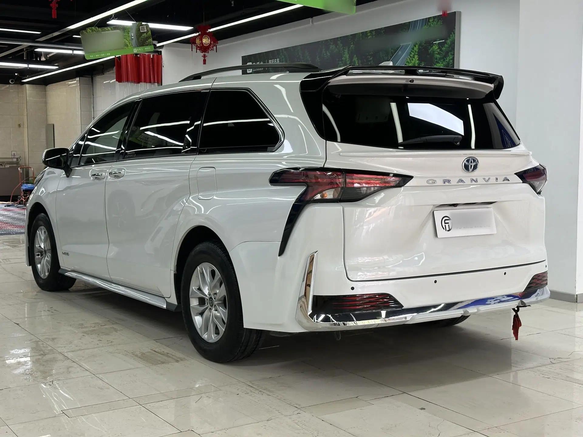 Toyota Granvia 2023 2.5L Hybrid Comfort Edition — миниатюра 5