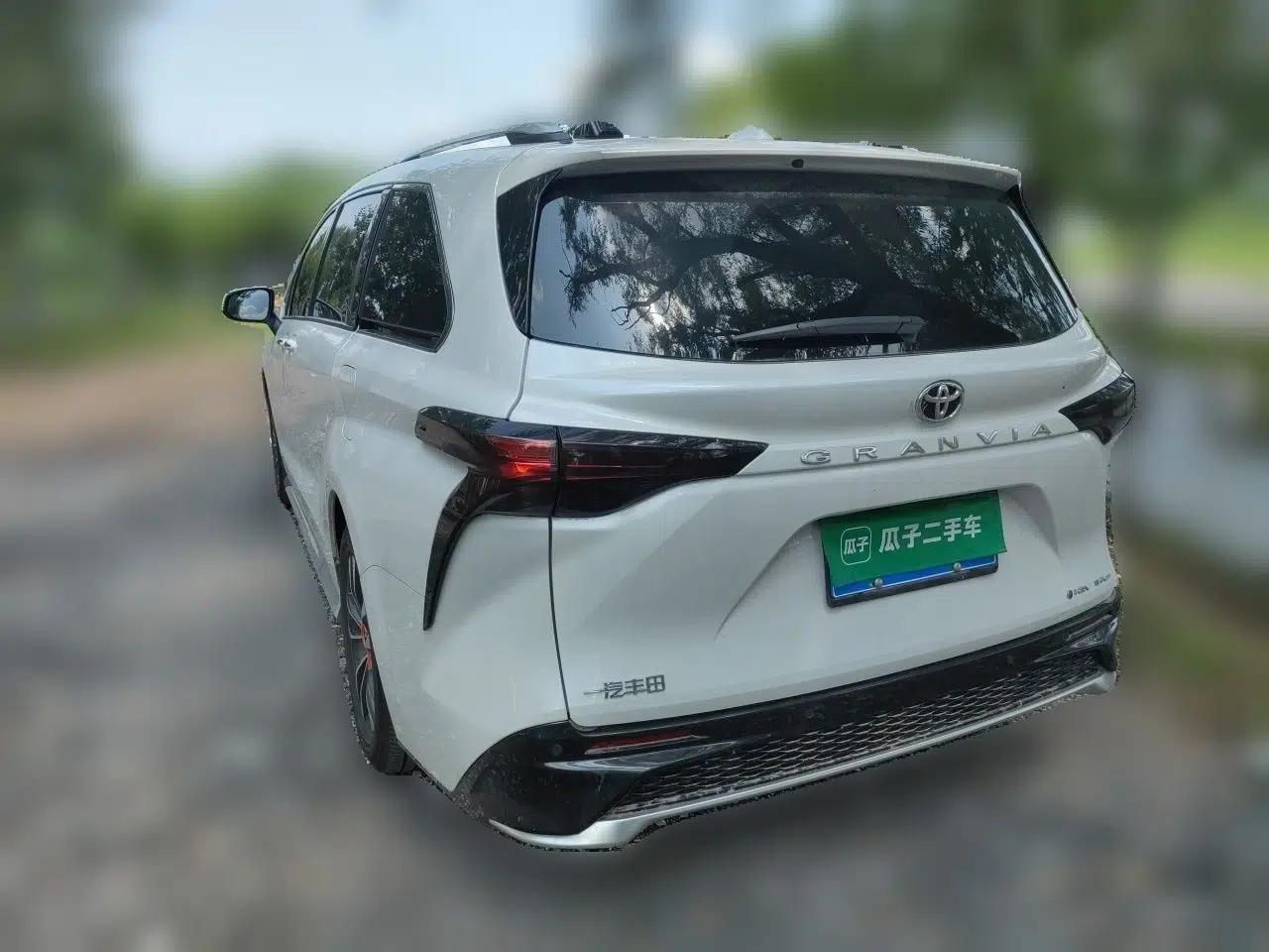 Toyota Granvia 2024 2.5L Hybrid Prestige PLUS Four-Wheel Drive Version — миниатюра 4