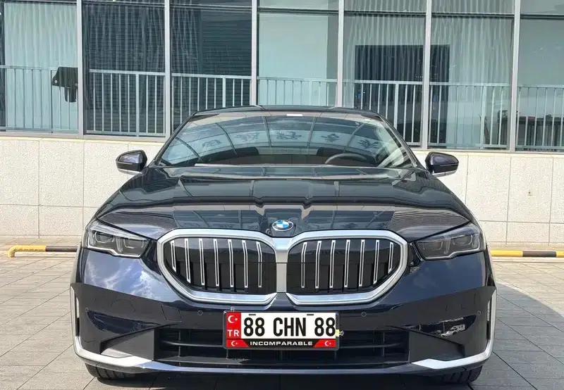 2024 BMW 5 Series 525Li Luxury Package — миниатюра 2