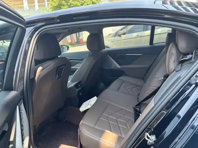 2024 BMW 5 Series 525Li Luxury Package — миниатюра 11