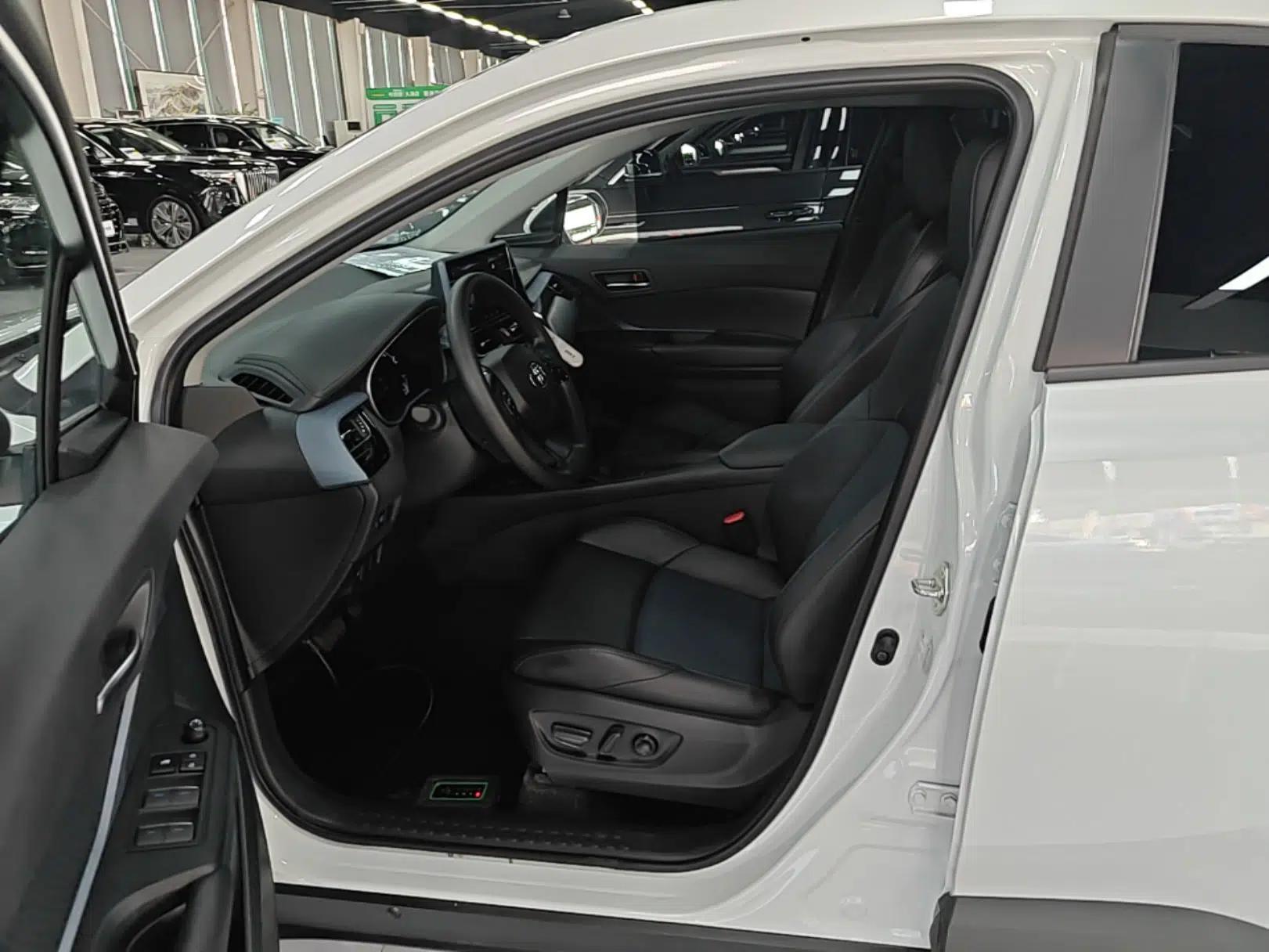 Toyota IZOA 2023 Dual-Motor 2.0L Yixiang Edition — миниатюра 22