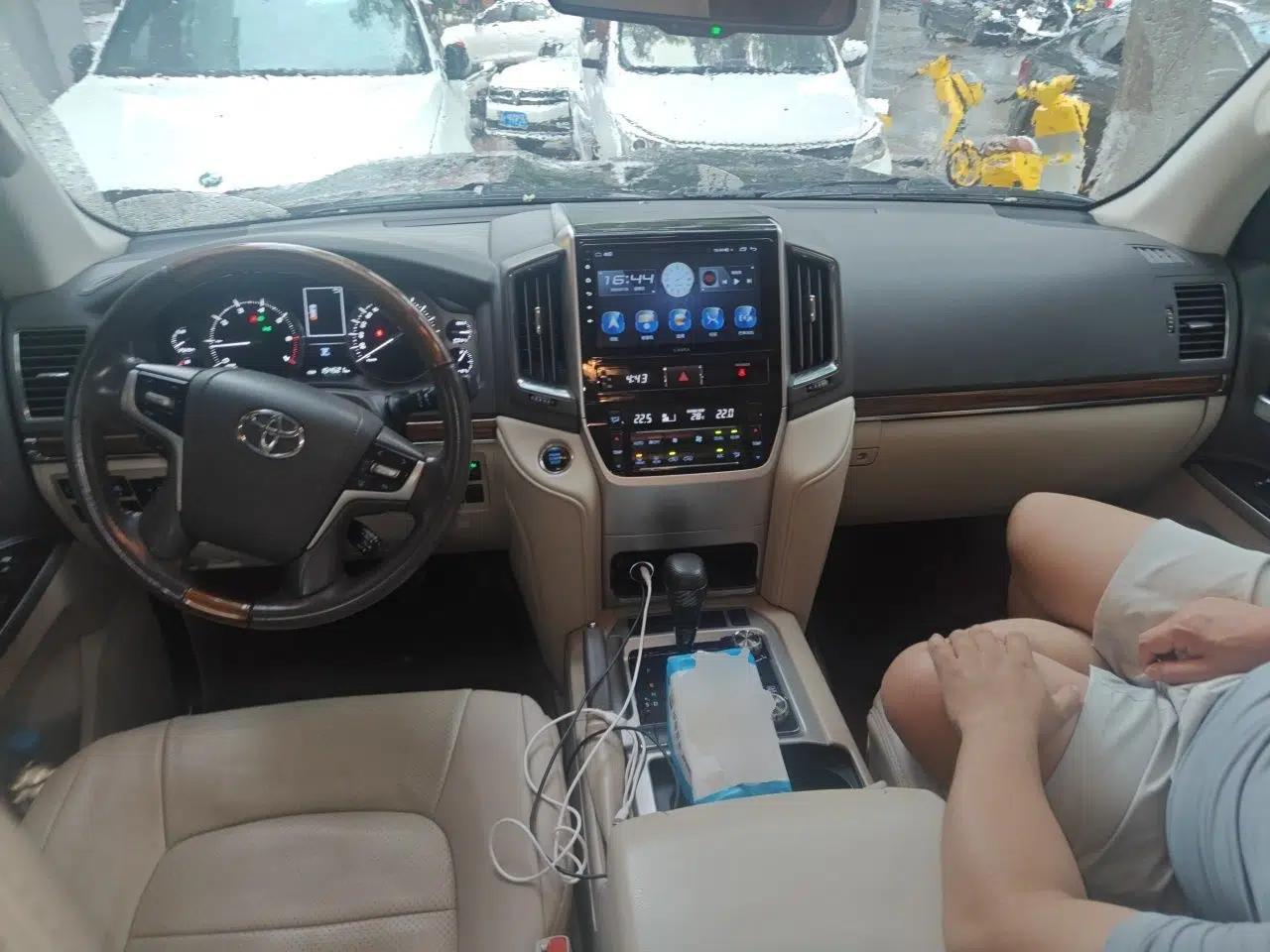 Toyota Land Cruiser 2017 5.7L VX-R Middle East — миниатюра 9