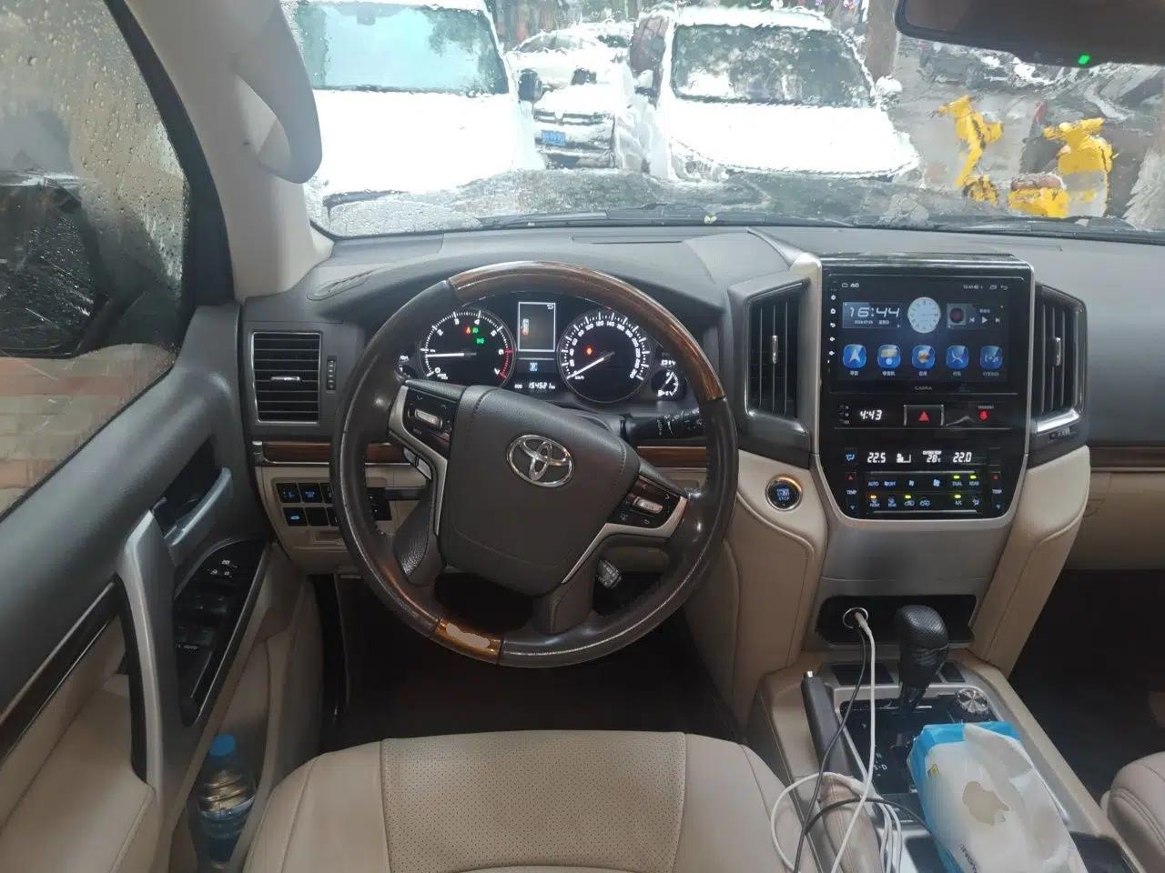 Toyota Land Cruiser 2017 5.7L VX-R Middle East — миниатюра 10