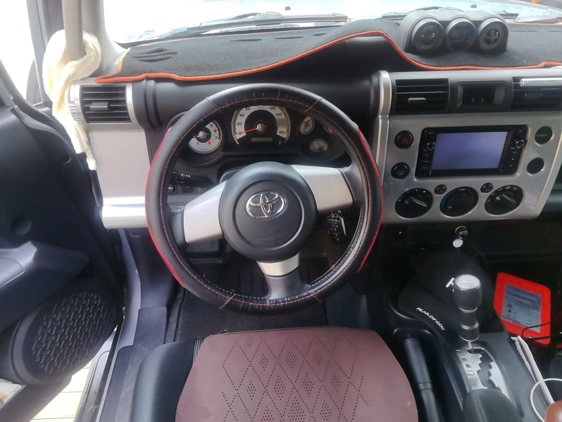 Toyota FJ Cruiser FJ Cruiser 4.0 Automatic 5-Seater — миниатюра 10