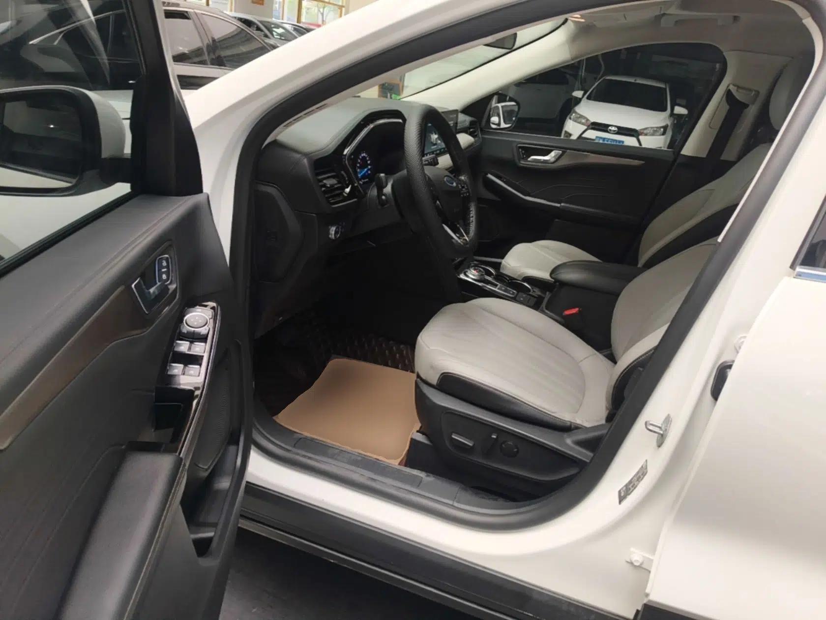 Ford Escape 2020 EcoBoost 245 Two-Wheel-Drive Titanium Edition — миниатюра 18