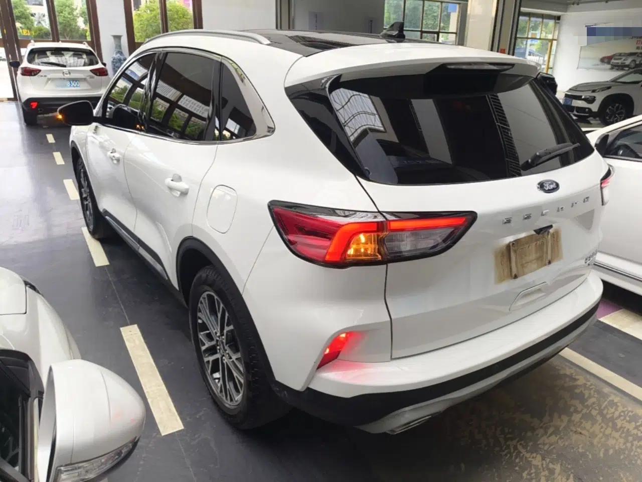 Ford Escape 2020 EcoBoost 245 Two-Wheel-Drive Titanium Edition — миниатюра 4