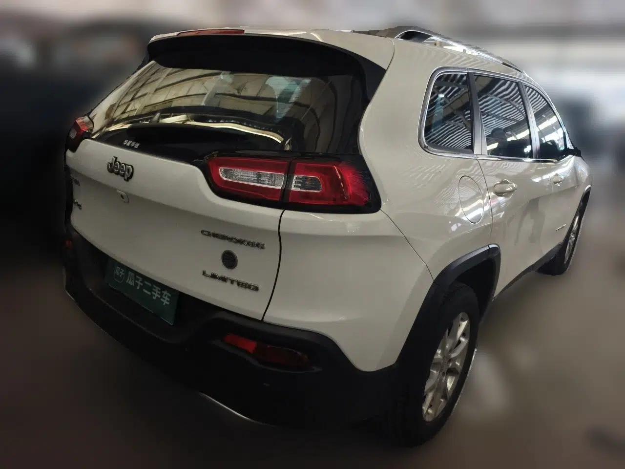 Jeep Cherokee 2017 2.0L Superior Edition — миниатюра 6