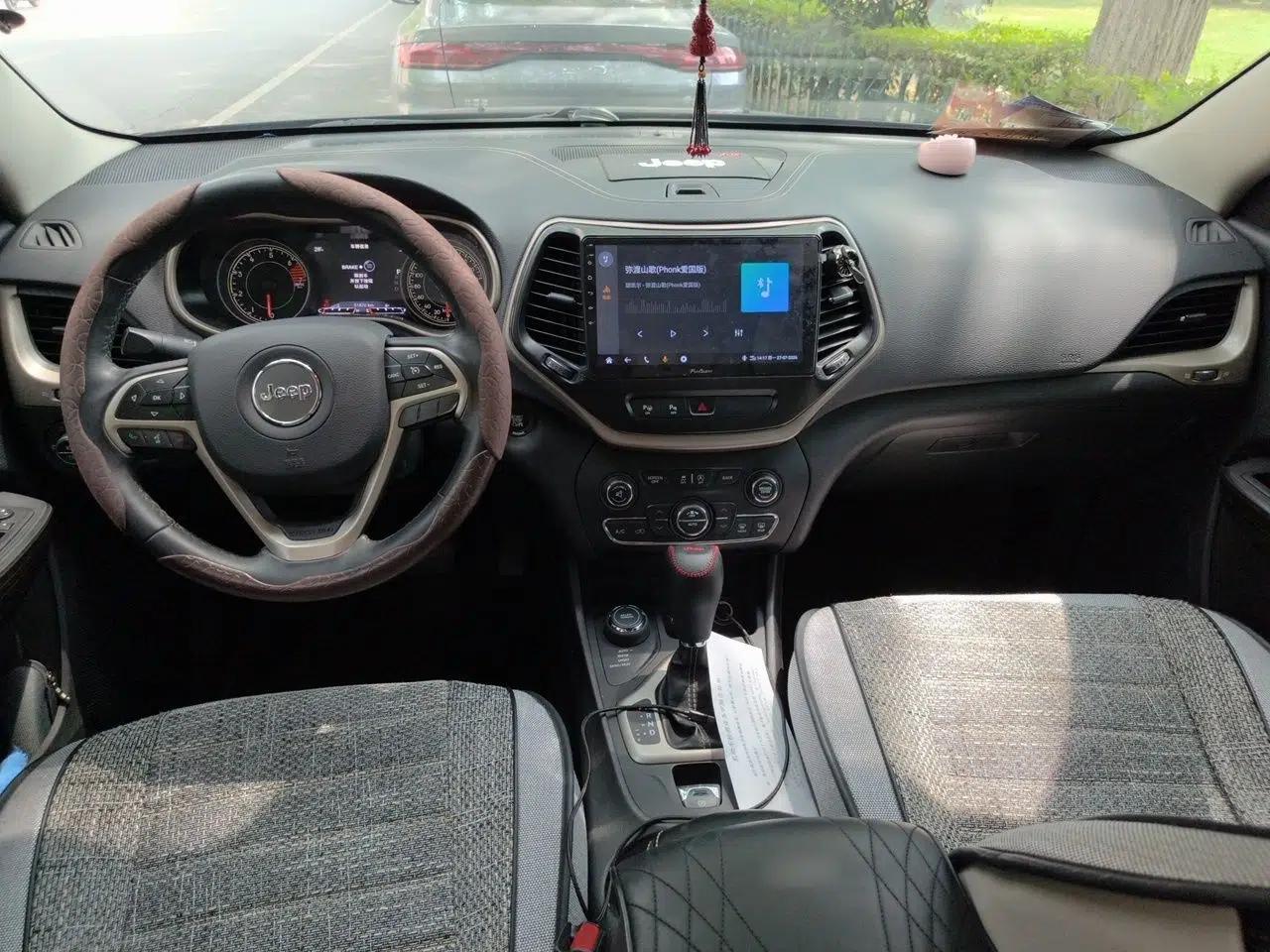 Jeep Cherokee 2016 2.4L Superior Edition — миниатюра 9