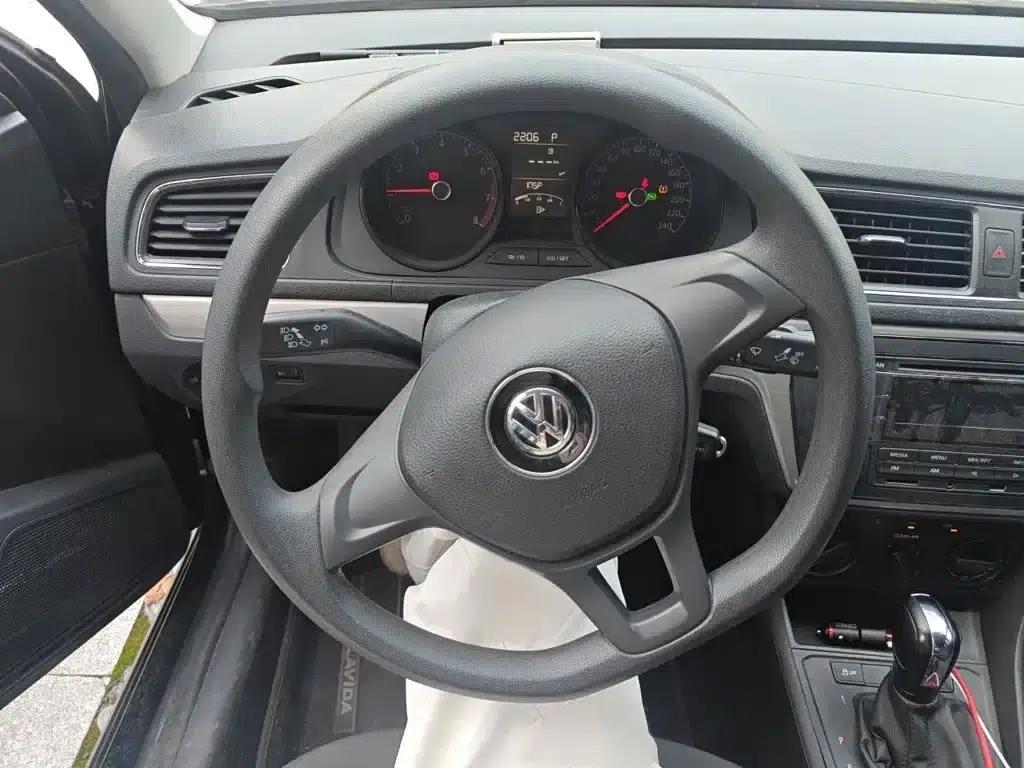 2017 Volkswagen Lavida 1.6L Automatic Fashion Edition — миниатюра 3