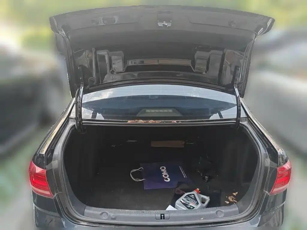2017 Volkswagen Lavida 1.6L Automatic Fashion Edition — миниатюра 10