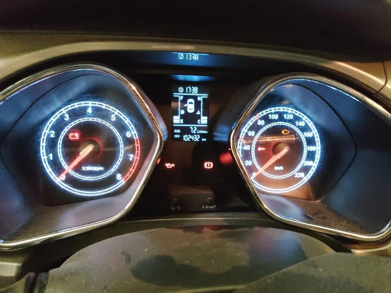 JAC Group Refine S2 2016 1.5L Manual Luxury Smart Version Two-Tone Edition — миниатюра 12