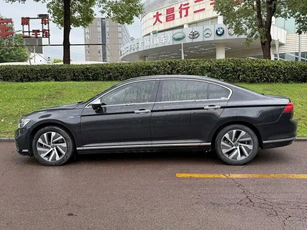 2022 Volkswagen Passat PHEV GTE Luxury Edition — миниатюра 3