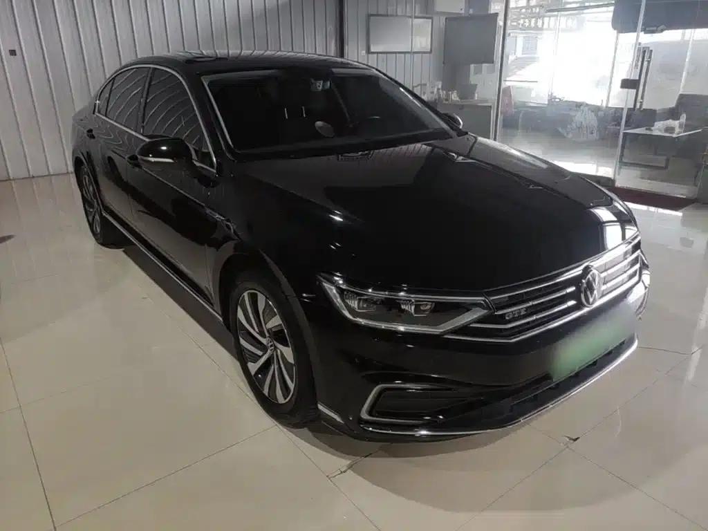 2022 Volkswagen Passat PHEV GTE Luxury Edition — миниатюра 4