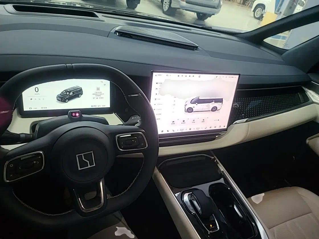Zeekr 009 2024 Six-Seat Executive Version 4WD 108 kWh — миниатюра 17
