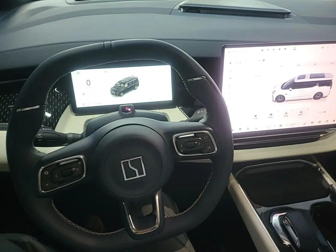 Zeekr 009 2024 Six-Seat Executive Version 4WD 108 kWh — миниатюра 18