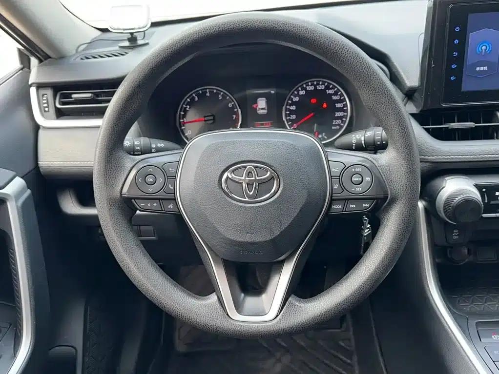 2021 Toyota RAV4 2.0L CVT 2WD Urban Edition — миниатюра 3