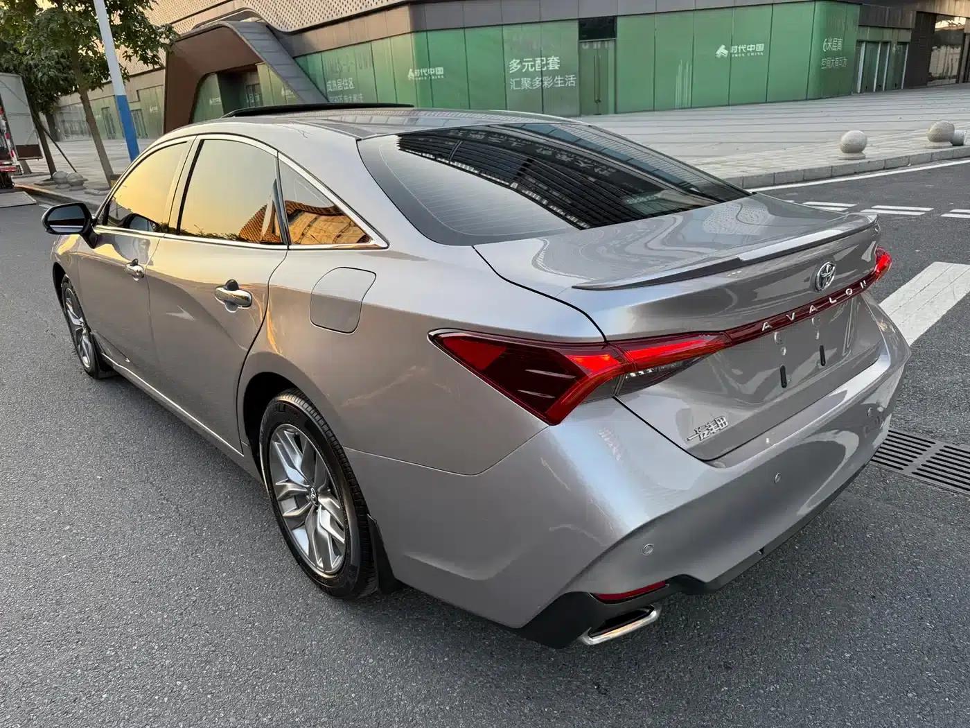2021 Toyota Avalon 2.5L Luxury Edition — миниатюра 3