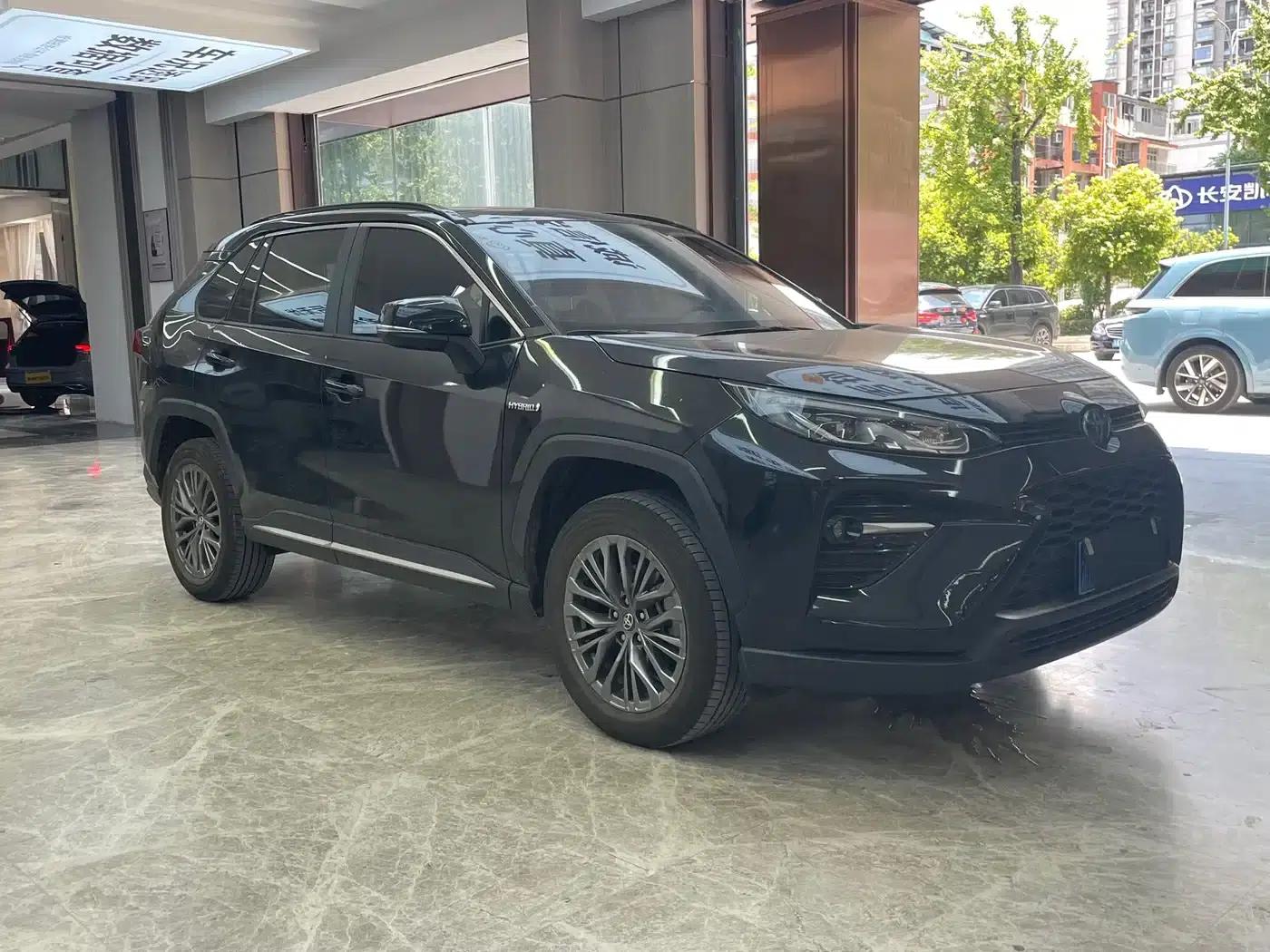 2024 Toyota RAV4 Hybrid 2.5L E-CVT 2WD Luxury PLUS Edition — миниатюра 3