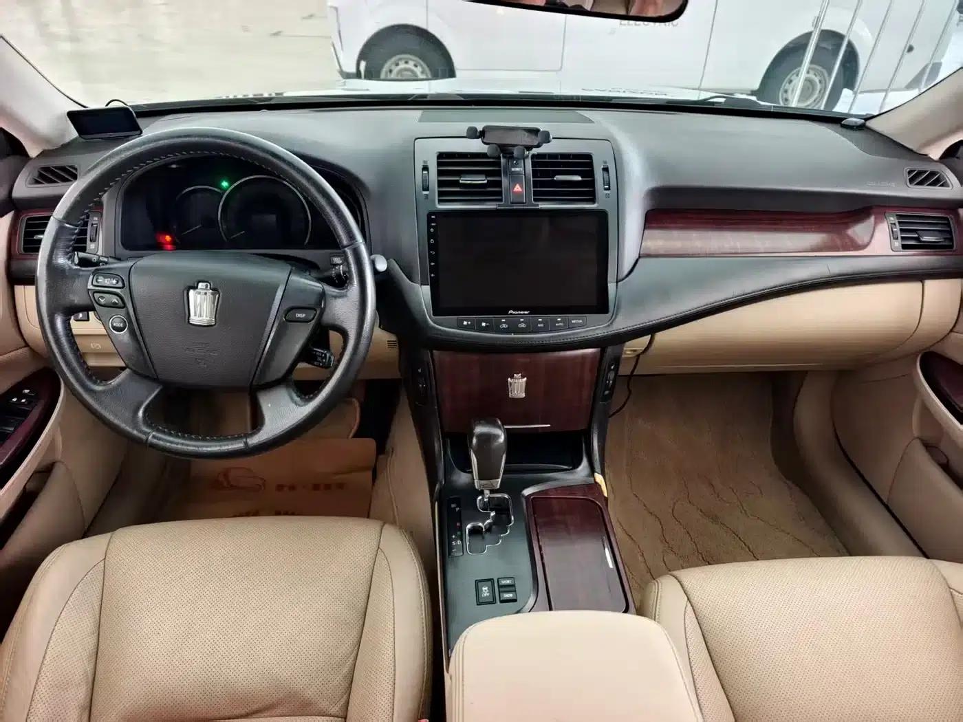 Crown 2011 2.5L Royal Leather Sunroof Special Edition — миниатюра 6