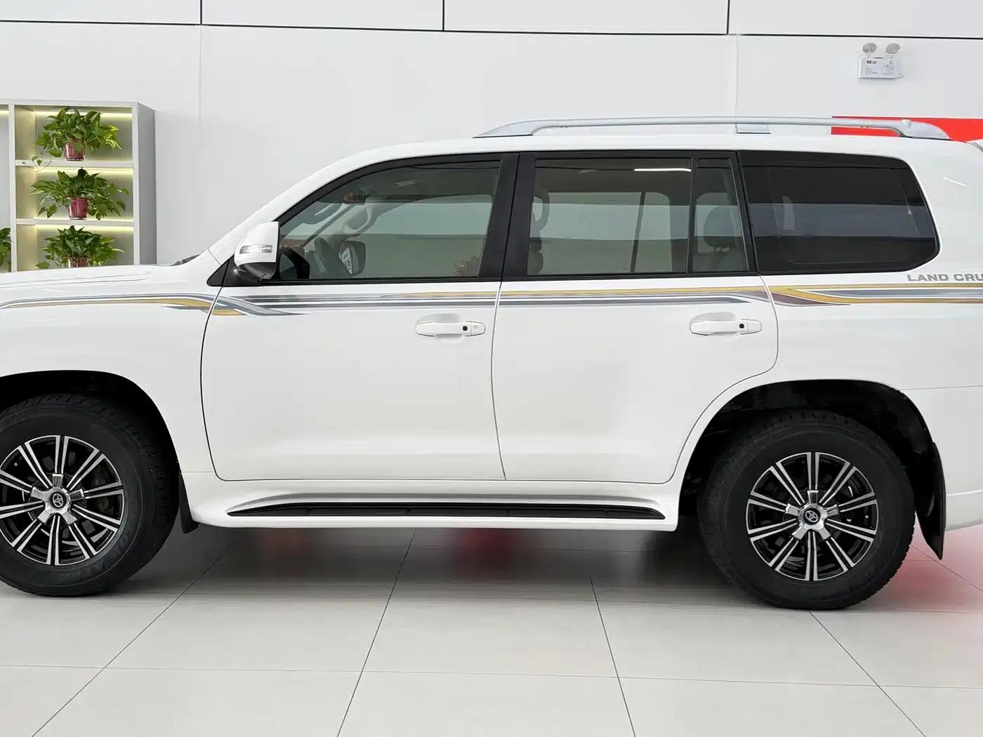 2012 Land Cruiser 4.0L Automatic VX — миниатюра 10