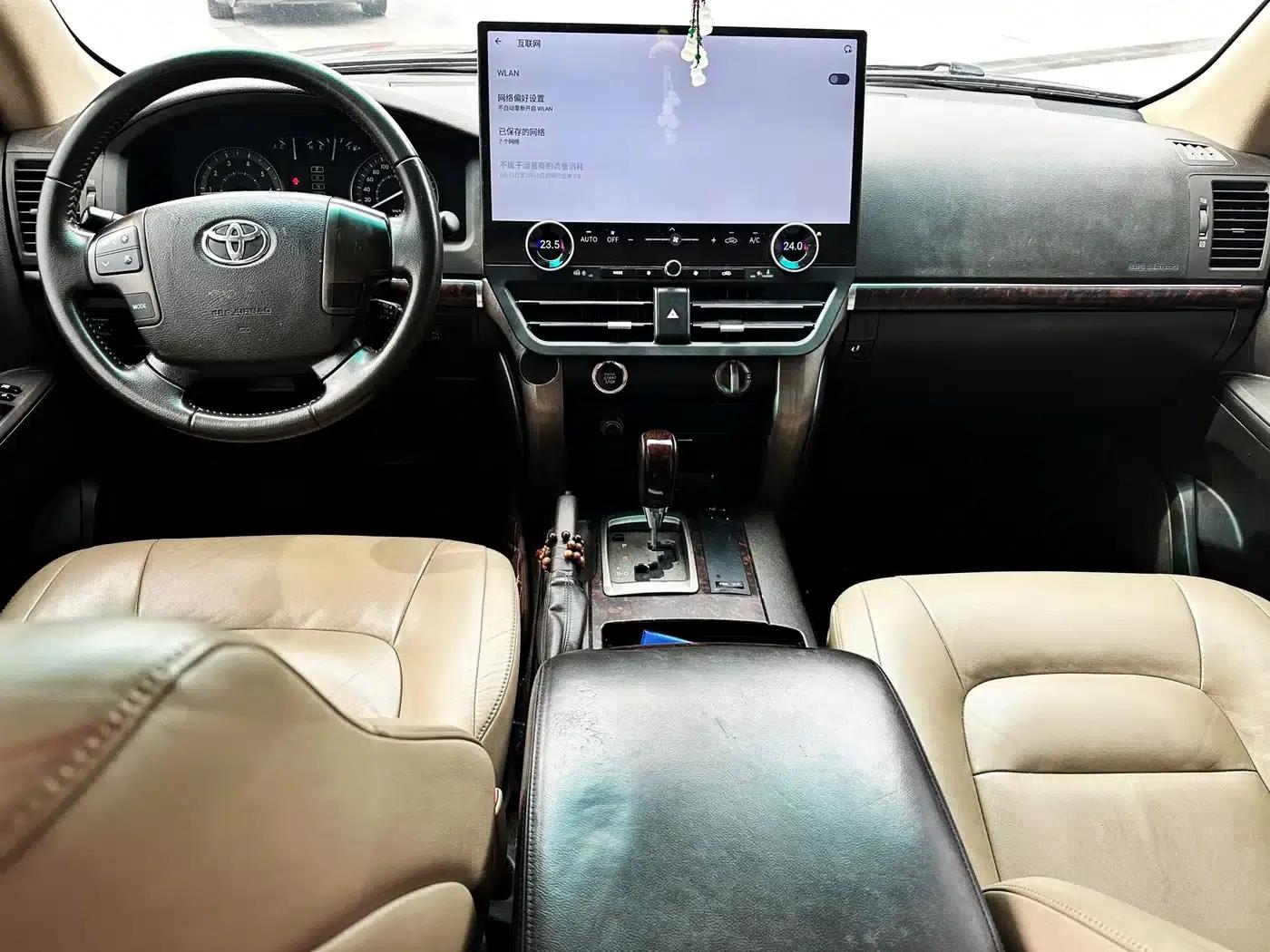 2010 Land Cruiser 4.0L Automatic VX — миниатюра 16