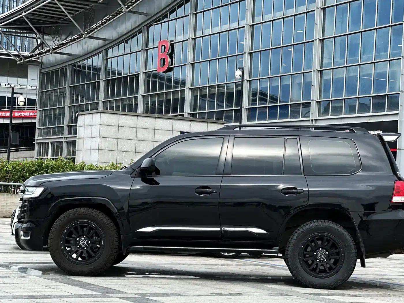 2010 Land Cruiser 4.0L Automatic VX — миниатюра 6