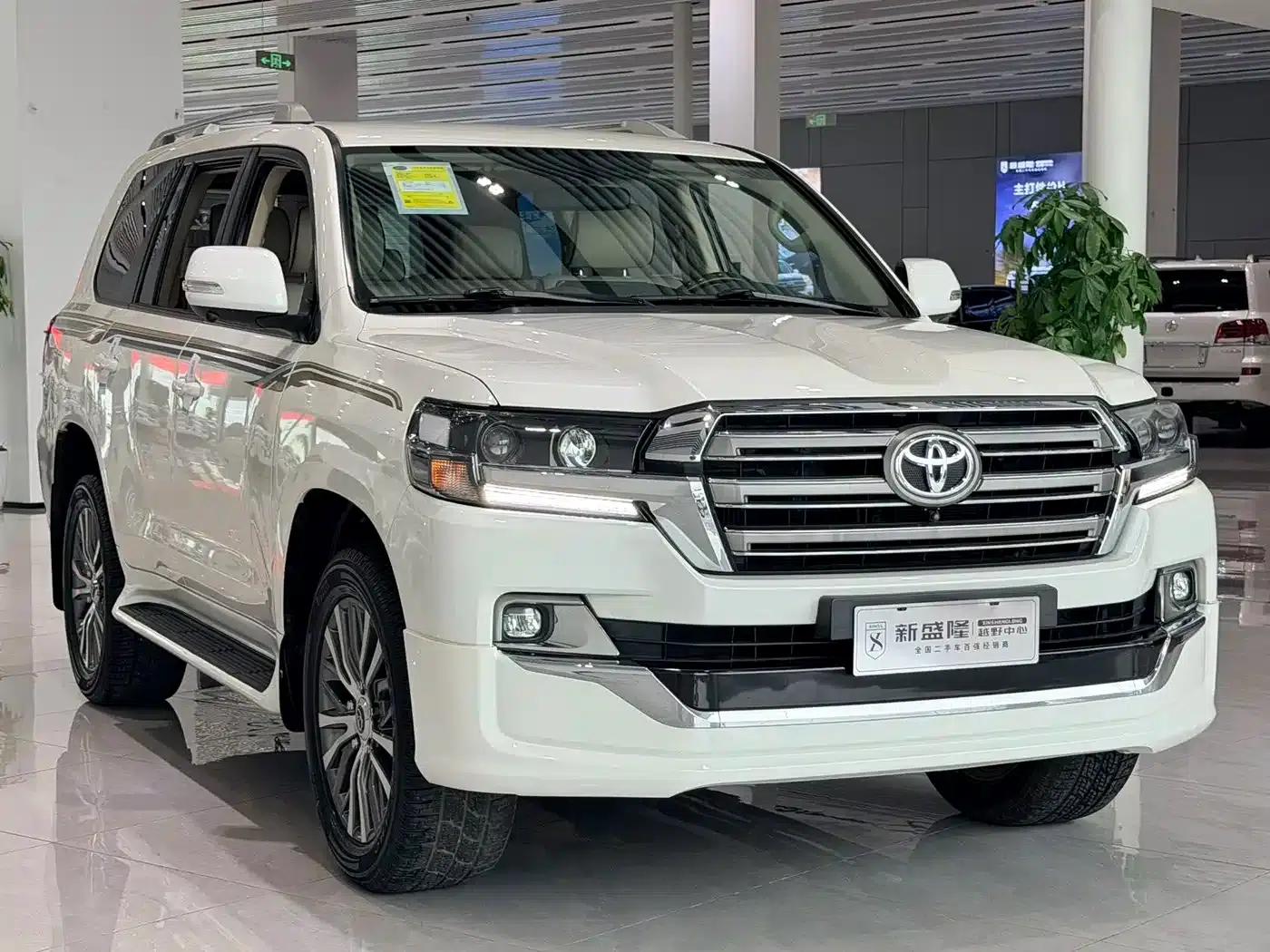 2019 Land Cruiser (Imported) 4.0L Middle East Edition — миниатюра 1
