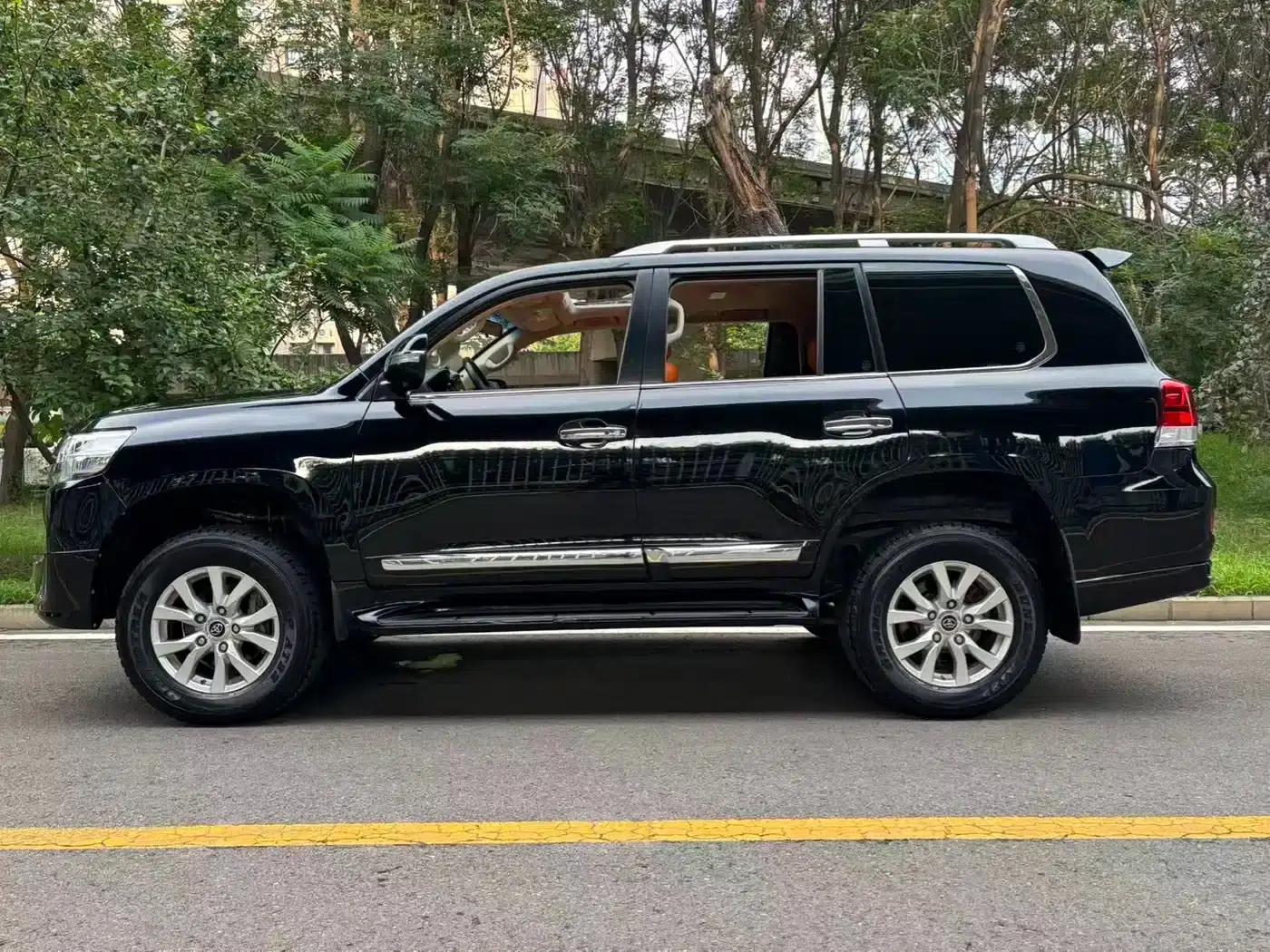 2016 Land Cruiser (Imported) 4.0L Automatic — миниатюра 3