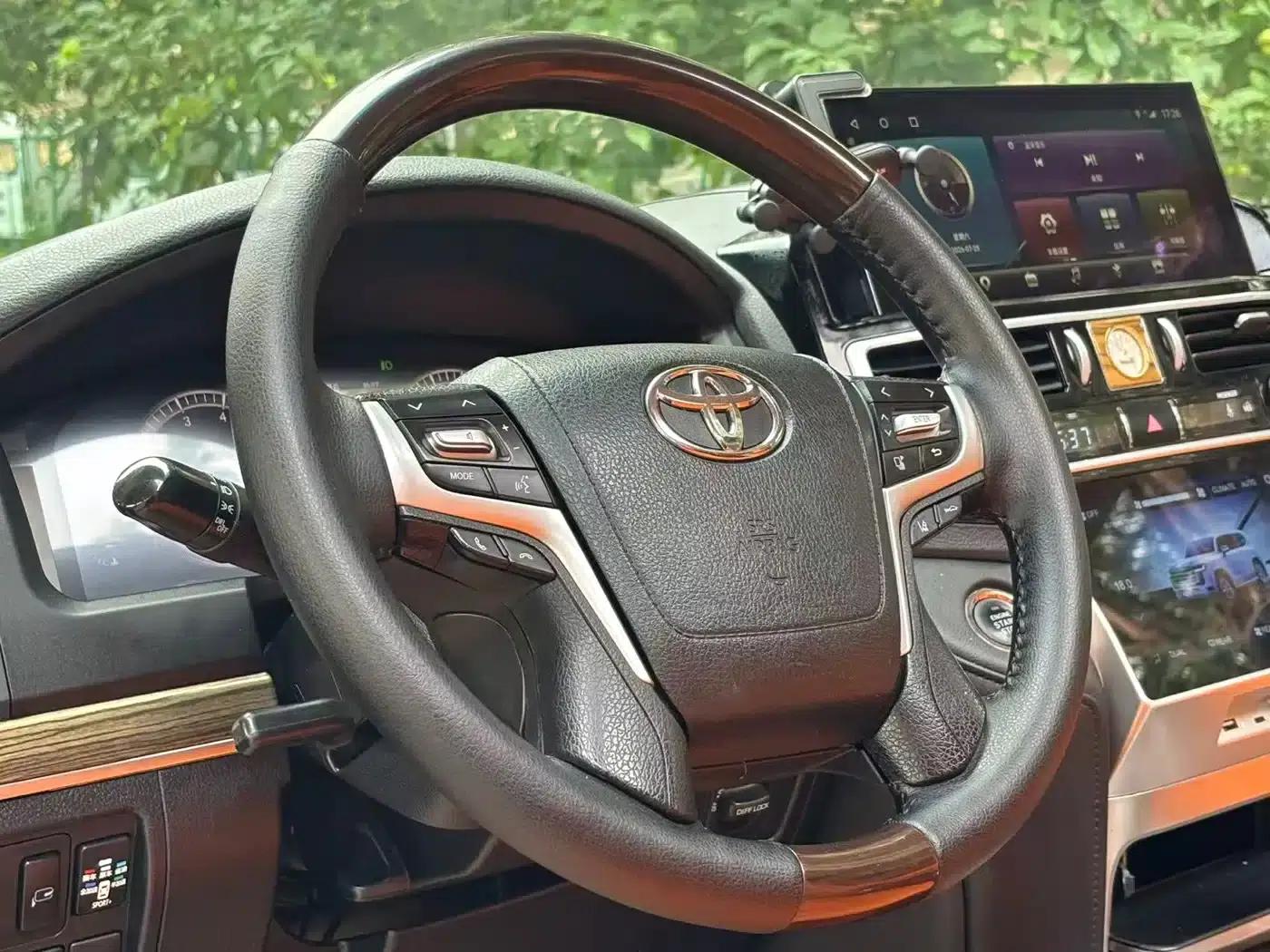 2016 Land Cruiser (Imported) 4.0L Automatic — миниатюра 7