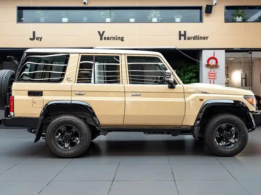 Land Cruiser (Imported) LC76 2023 Model 4.0L Manual — миниатюра 3