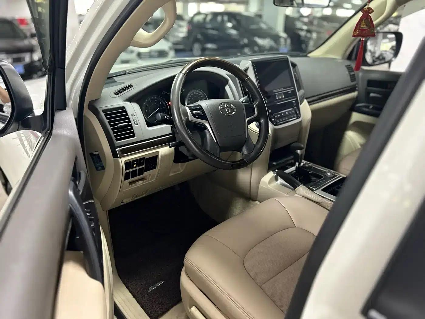 2019 Land Cruiser (Imported) 4.0L Middle East Edition — миниатюра 5