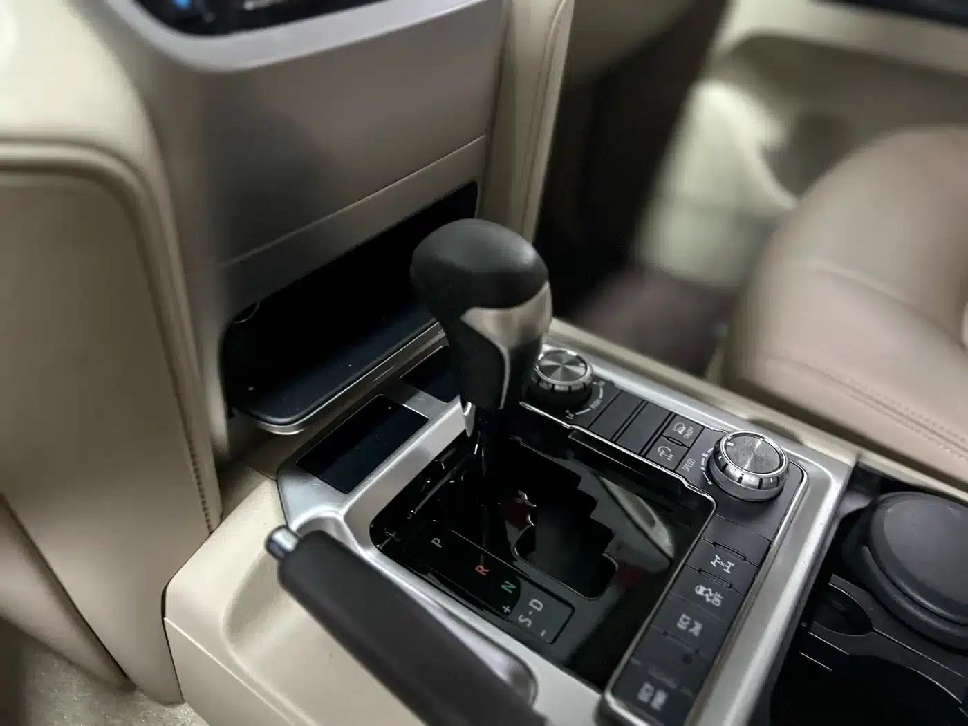 2019 Land Cruiser (Imported) 4.0L Middle East Edition — миниатюра 8