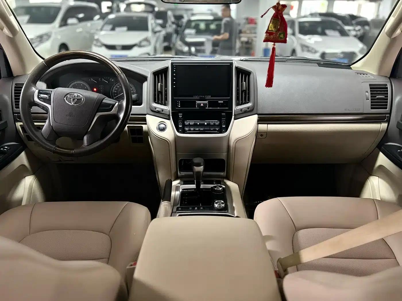 2019 Land Cruiser (Imported) 4.0L Middle East Edition — миниатюра 10