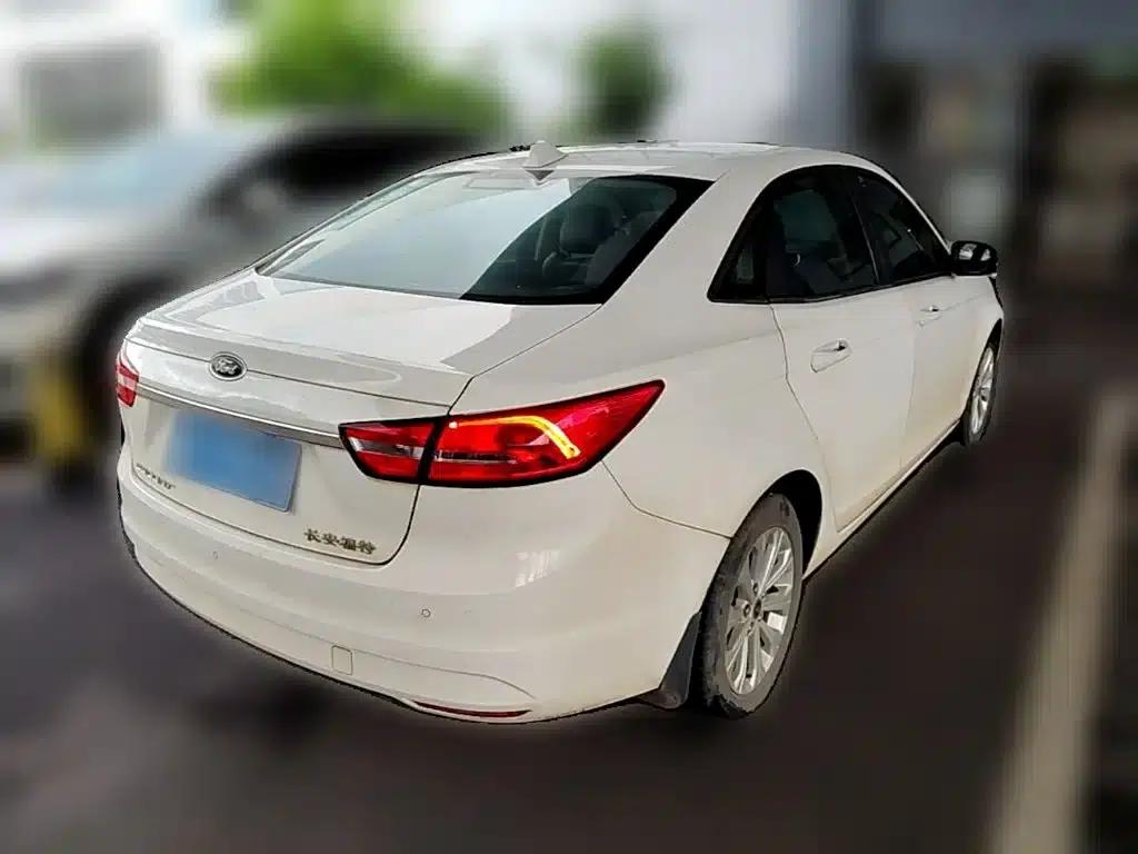 Ford Focus 2015 1.5L Automatic Fashion Edition — миниатюра 12