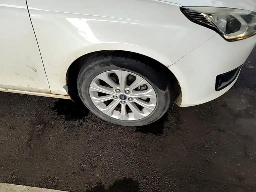 Ford Focus 2015 1.5L Automatic Fashion Edition — миниатюра 14